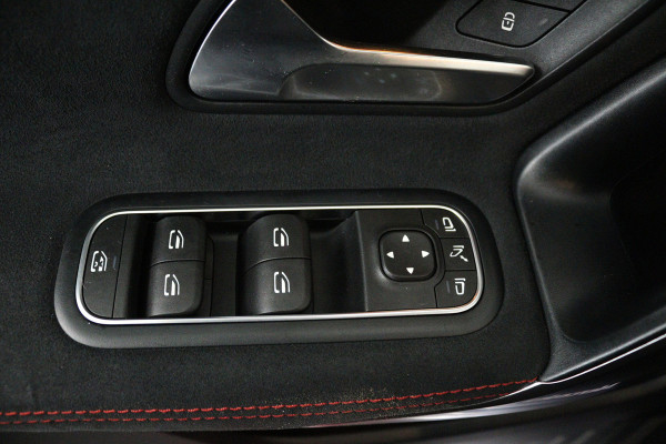 Mercedes-Benz CLA-Klasse 200 Business Solution AMG (PANORAMADAK, SFEERVERLICHTING, STOELVERWARMING, 1e EIGENAAR, GOED ONDERHOUDEN)