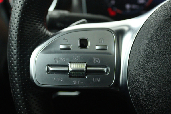 Mercedes-Benz CLA-Klasse 200 Business Solution AMG (PANORAMADAK, SFEERVERLICHTING, STOELVERWARMING, 1e EIGENAAR, GOED ONDERHOUDEN)