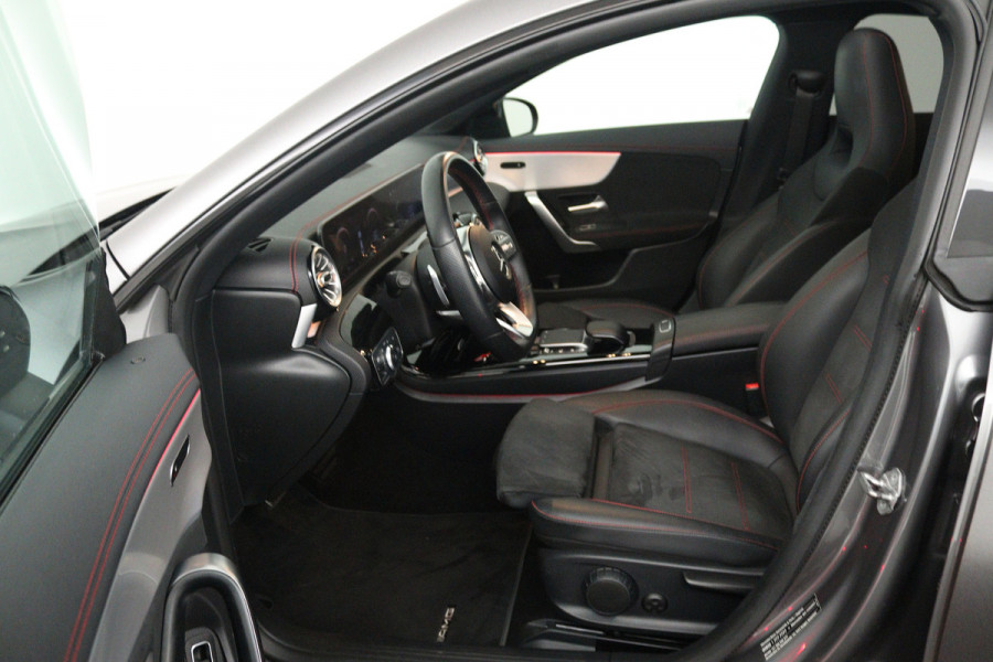Mercedes-Benz CLA-Klasse 200 Business Solution AMG (PANORAMADAK, SFEERVERLICHTING, STOELVERWARMING, 1e EIGENAAR, GOED ONDERHOUDEN)