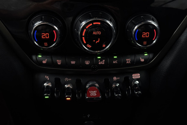 MINI Countryman 1.5 Cooper Chili (PANORAMADAK, STOELVERWARMING, HEAD-UP, CLIMA, H/K, VOORRUIT VERWARMING, LED)