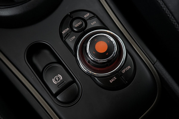MINI Countryman 1.5 Cooper Chili (PANORAMADAK, STOELVERWARMING, HEAD-UP, CLIMA, H/K, VOORRUIT VERWARMING, LED)