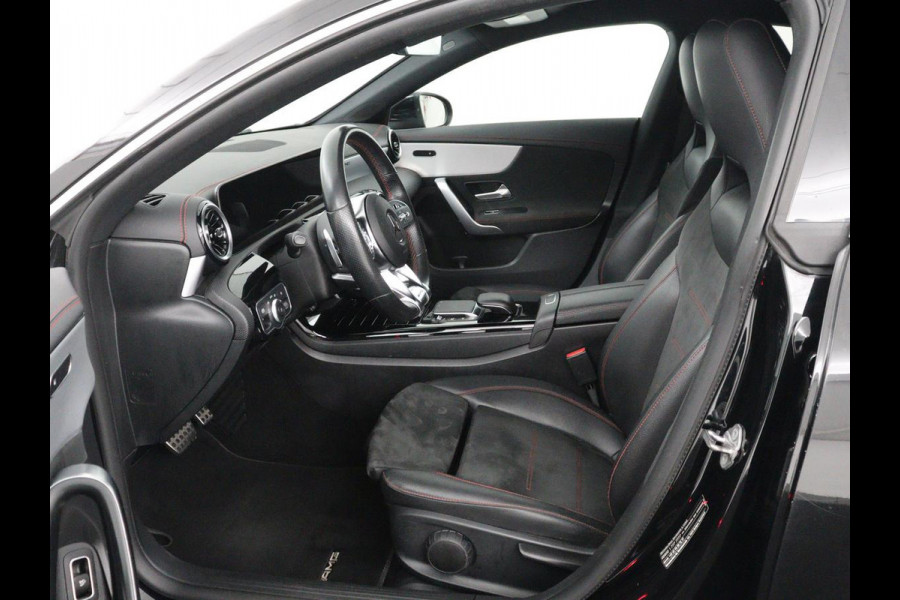 Mercedes-Benz CLA-Klasse 180 Business Solution AMG | Stoelverwarming | Leder/Alcantara | Navigatie | Park Assist | Widescreen | Full LED | Climate control | Bluetooth | Cruise control | Sportstoelen