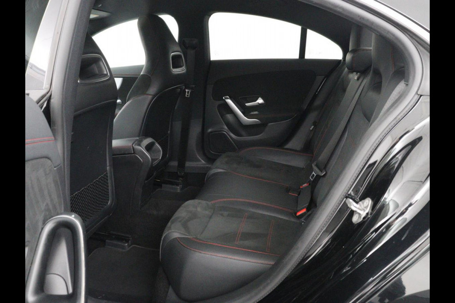 Mercedes-Benz CLA-Klasse 180 Business Solution AMG | Stoelverwarming | Leder/Alcantara | Navigatie | Park Assist | Widescreen | Full LED | Climate control | Bluetooth | Cruise control | Sportstoelen
