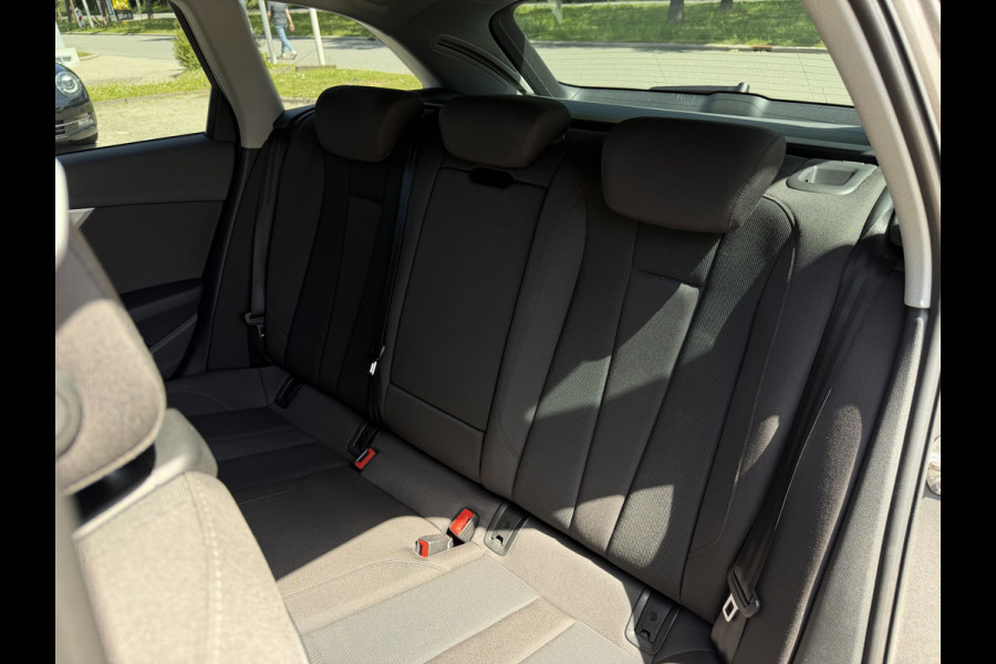 Audi A4 Avant 35 TFSI Business Edition / Automaat / Afn. Trekhaak (1.500KG) / Carplay / Camera /