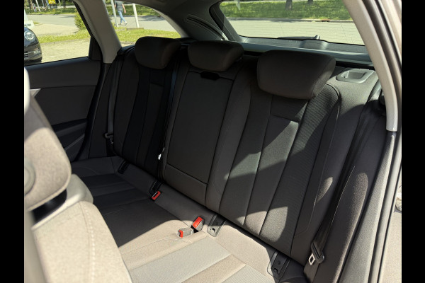 Audi A4 Avant 35 TFSI Business Edition / Automaat / Afn. Trekhaak (1.500KG) / Carplay / Camera /