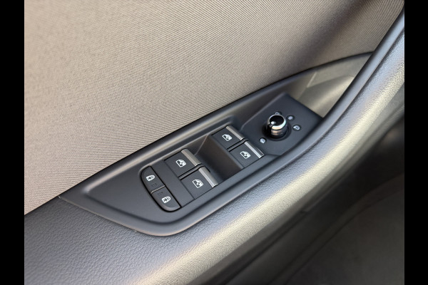 Audi A4 Avant 35 TFSI Business Edition / Automaat / Afn. Trekhaak (1.500KG) / Carplay / Camera /