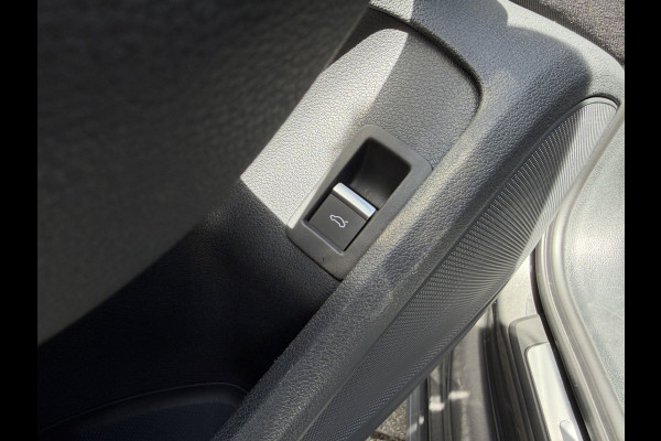 Audi A4 Avant 35 TFSI Business Edition / Automaat / Afn. Trekhaak (1.500KG) / Carplay / Camera /