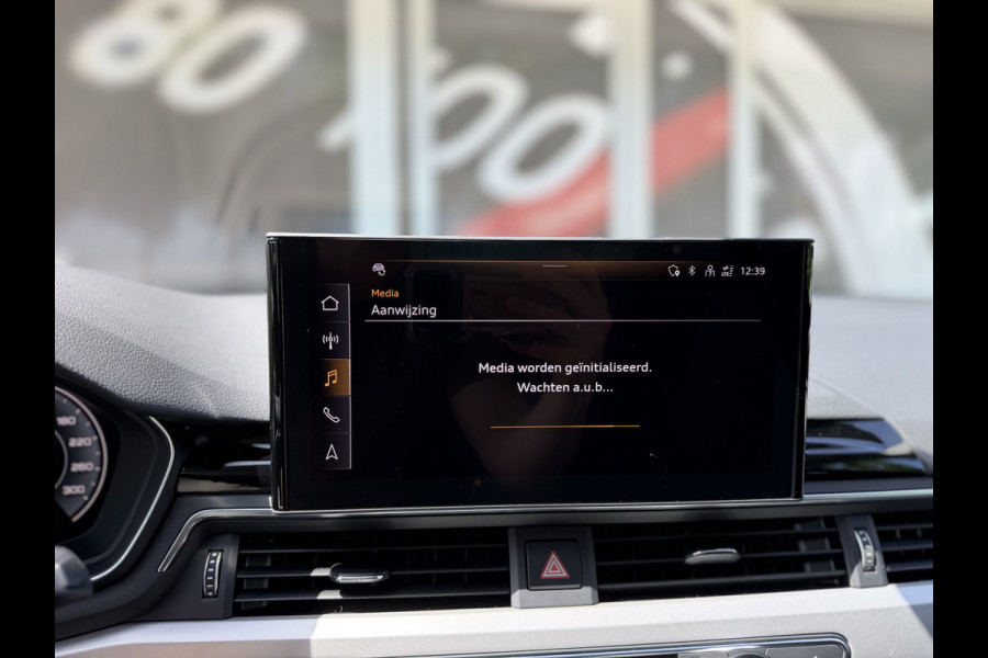 Audi A4 Avant 35 TFSI Business Edition / Automaat / Afn. Trekhaak (1.500KG) / Carplay / Camera /