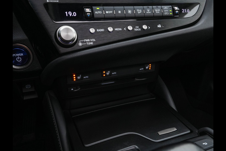 Lexus ES 300h Business Line (INCL-BTW) Aut. *PANO | LEATHER | FULL-LED | ADAPTIVE-CRUISE | BLINDSPOT | KEYLESS | CAMERA | HEATED-COMFORTSEATS | NAVI-FULLMAP | PRIVACY-GLASS | SHIFTPADDLES | ECC | PDC | 19''ALU*