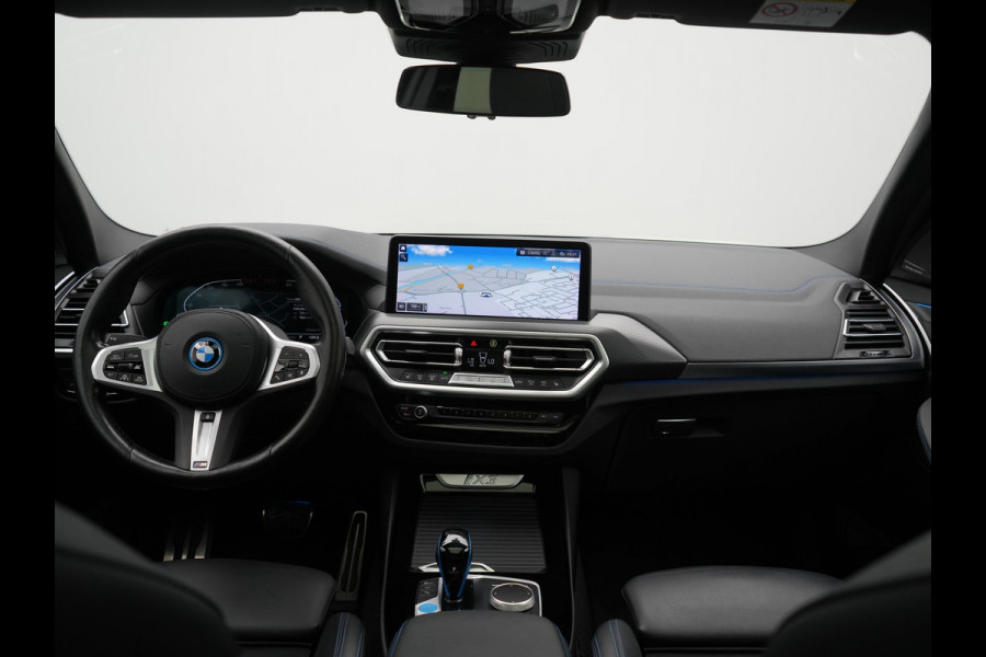 BMW iX3 M Sport 80 kWh 286pk Dealer O.H. | Trekhaak Af Fabriek | Panodak | Head Up | Adaptive Cruise | 360 Camera | Harman / Kardon | Lederen Sportstoelen Memory & Verwarmd | Laser LED | Stuur Verwarmd | Keyless | Blis | Sfeerverlichting | 20"L.M |