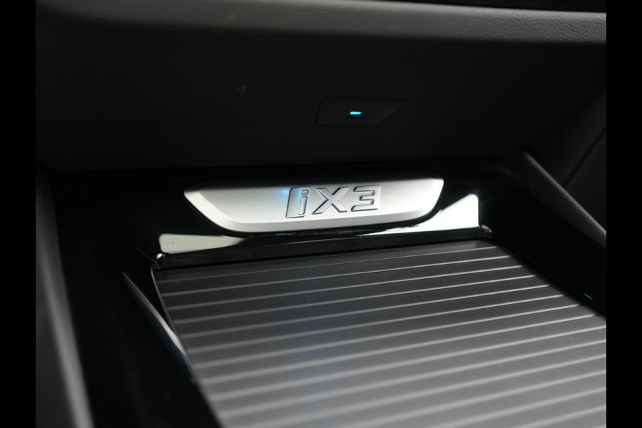 BMW iX3 M Sport 80 kWh 286pk Dealer O.H. | Trekhaak Af Fabriek | Panodak | Head Up | Adaptive Cruise | 360 Camera | Harman / Kardon | Lederen Sportstoelen Memory & Verwarmd | Laser LED | Stuur Verwarmd | Keyless | Blis | Sfeerverlichting | 20"L.M |