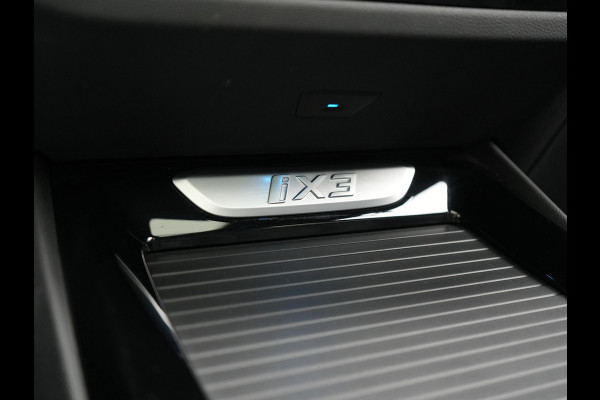 BMW iX3 M Sport 80 kWh 286pk Dealer O.H. | Trekhaak Af Fabriek | Panodak | Head Up | Adaptive Cruise | 360 Camera | Harman / Kardon | Lederen Sportstoelen Memory & Verwarmd | Laser LED | Stuur Verwarmd | Keyless | Blis | Sfeerverlichting | 20"L.M |