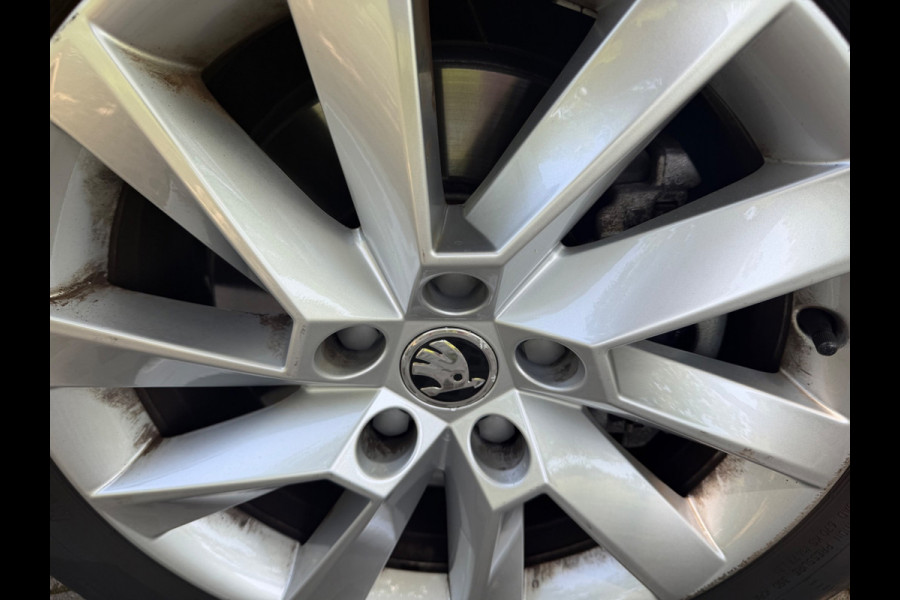Škoda Superb 1.5 TSI ACT Style Business, LET OP: 18000 km! Origineel NL auto met nap, panoramadak, leder, 1 e eigenaar