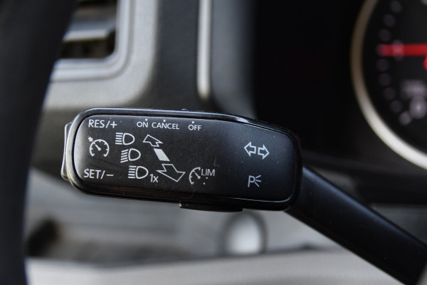 Volkswagen Crafter 35 2.0 TDI L3H3 Black Edition Camera, Cruise, Carplay, Automaat, Trekhaak, 140pk, Airco, Multimedia, Uniek!