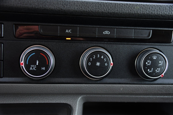 Volkswagen Crafter 35 2.0 TDI L3H3 Black Edition Camera, Cruise, Carplay, Automaat, Trekhaak, 140pk, Airco, Multimedia, Uniek!