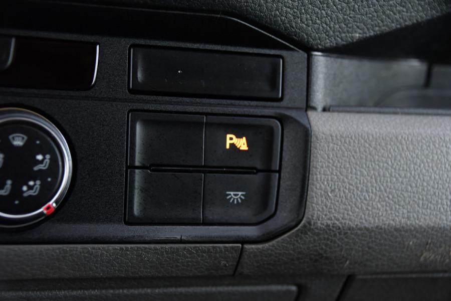 Volkswagen Crafter 35 2.0 TDI L3H3 Black Edition Camera, Cruise, Carplay, Automaat, Trekhaak, 140pk, Airco, Multimedia, Uniek!