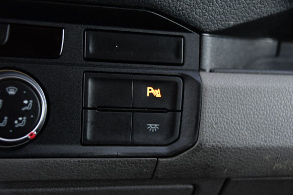 Volkswagen Crafter 35 2.0 TDI L3H3 Black Edition Camera, Cruise, Carplay, Automaat, Trekhaak, 140pk, Airco, Multimedia, Uniek!