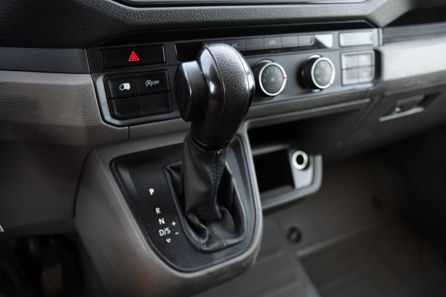 Volkswagen Crafter 35 2.0 TDI L3H3 Black Edition Camera, Cruise, Carplay, Automaat, Trekhaak, 140pk, Airco, Multimedia, Uniek!