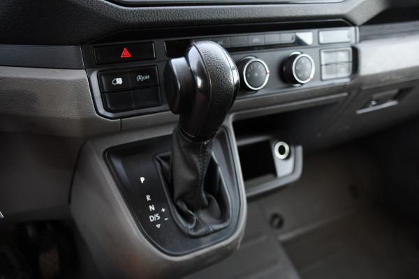 Volkswagen Crafter 35 2.0 TDI L3H3 Black Edition Camera, Cruise, Carplay, Automaat, Trekhaak, 140pk, Airco, Multimedia, Uniek!