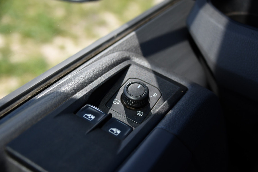 Volkswagen Crafter 35 2.0 TDI L3H3 Black Edition Camera, Cruise, Carplay, Automaat, Trekhaak, 140pk, Airco, Multimedia, Uniek!