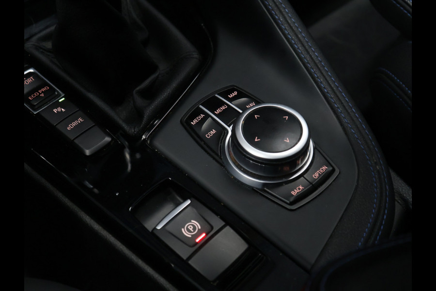 BMW X1 xDrive25e M Sport [HEAD UP DISPLAY,  APPLE CARPLAY, CAMERA, ELEK ACHTERKLEP,  CRUISE CONTROL, MEMORY SEATS, VOL LEDER, NAVIGATIE, NIEUWSTAAT]
