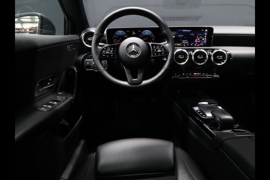 Mercedes-Benz A-Klasse 200 Business Solution Plus Upgrade [APPLE CARPLAY, DIGITAL DASH, SCHUIFKANTELDAK, TREKHAAK, CAMERA, CRUISE CONTROL, CLIMATE CONTROL, NAVIGATIE, NIEUWSTAAT]