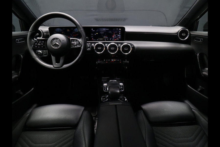 Mercedes-Benz A-Klasse 200 Business Solution Plus Upgrade [APPLE CARPLAY, DIGITAL DASH, SCHUIFKANTELDAK, TREKHAAK, CAMERA, CRUISE CONTROL, CLIMATE CONTROL, NAVIGATIE, NIEUWSTAAT]