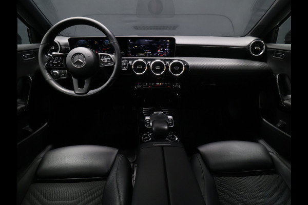 Mercedes-Benz A-Klasse 200 Business Solution Plus Upgrade [APPLE CARPLAY, DIGITAL DASH, SCHUIFKANTELDAK, TREKHAAK, CAMERA, CRUISE CONTROL, CLIMATE CONTROL, NAVIGATIE, NIEUWSTAAT]