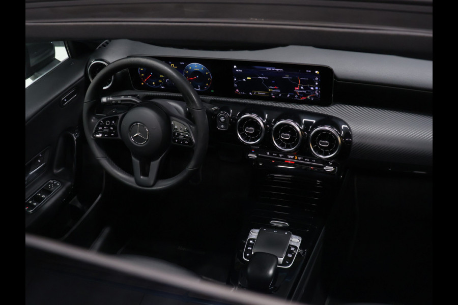 Mercedes-Benz A-Klasse 200 Business Solution Plus Upgrade [APPLE CARPLAY, DIGITAL DASH, SCHUIFKANTELDAK, TREKHAAK, CAMERA, CRUISE CONTROL, CLIMATE CONTROL, NAVIGATIE, NIEUWSTAAT]