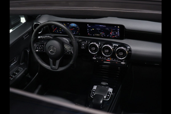 Mercedes-Benz A-Klasse 200 Business Solution Plus Upgrade [APPLE CARPLAY, DIGITAL DASH, SCHUIFKANTELDAK, TREKHAAK, CAMERA, CRUISE CONTROL, CLIMATE CONTROL, NAVIGATIE, NIEUWSTAAT]