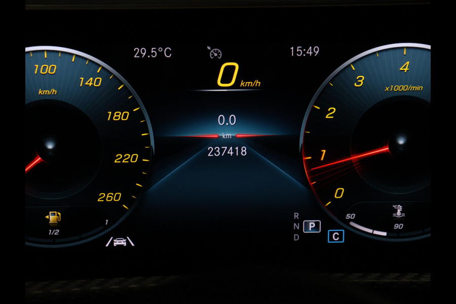 Mercedes-Benz A-Klasse 200 Business Solution Plus Upgrade [APPLE CARPLAY, DIGITAL DASH, SCHUIFKANTELDAK, TREKHAAK, CAMERA, CRUISE CONTROL, CLIMATE CONTROL, NAVIGATIE, NIEUWSTAAT]