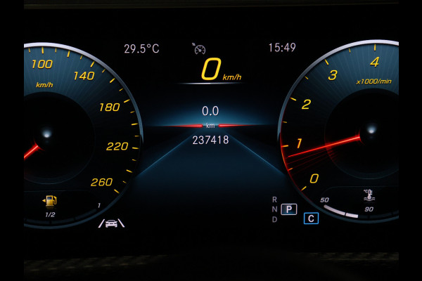 Mercedes-Benz A-Klasse 200 Business Solution Plus Upgrade [APPLE CARPLAY, DIGITAL DASH, SCHUIFKANTELDAK, TREKHAAK, CAMERA, CRUISE CONTROL, CLIMATE CONTROL, NAVIGATIE, NIEUWSTAAT]