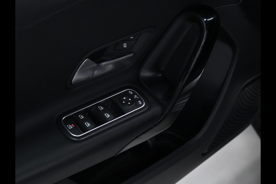 Mercedes-Benz A-Klasse 200 Business Solution Plus Upgrade [APPLE CARPLAY, DIGITAL DASH, SCHUIFKANTELDAK, TREKHAAK, CAMERA, CRUISE CONTROL, CLIMATE CONTROL, NAVIGATIE, NIEUWSTAAT]