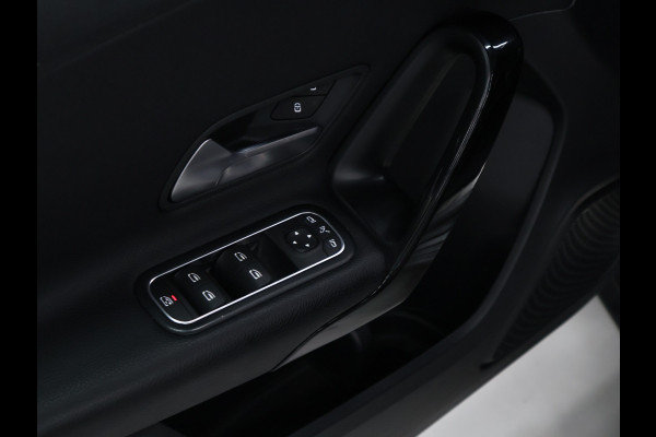 Mercedes-Benz A-Klasse 200 Business Solution Plus Upgrade [APPLE CARPLAY, DIGITAL DASH, SCHUIFKANTELDAK, TREKHAAK, CAMERA, CRUISE CONTROL, CLIMATE CONTROL, NAVIGATIE, NIEUWSTAAT]