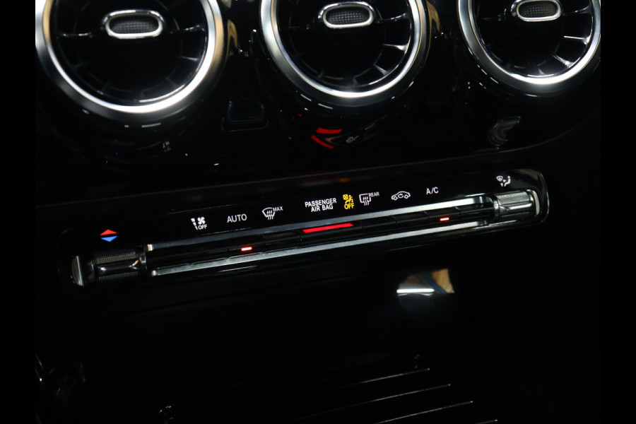 Mercedes-Benz A-Klasse 200 Business Solution Plus Upgrade [APPLE CARPLAY, DIGITAL DASH, SCHUIFKANTELDAK, TREKHAAK, CAMERA, CRUISE CONTROL, CLIMATE CONTROL, NAVIGATIE, NIEUWSTAAT]