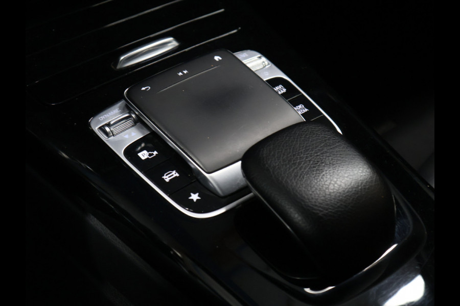 Mercedes-Benz A-Klasse 200 Business Solution Plus Upgrade [APPLE CARPLAY, DIGITAL DASH, SCHUIFKANTELDAK, TREKHAAK, CAMERA, CRUISE CONTROL, CLIMATE CONTROL, NAVIGATIE, NIEUWSTAAT]