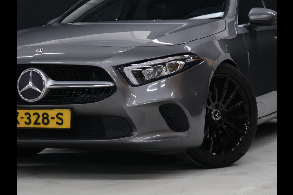 Mercedes-Benz A-Klasse 200 Business Solution Plus Upgrade [APPLE CARPLAY, DIGITAL DASH, SCHUIFKANTELDAK, TREKHAAK, CAMERA, CRUISE CONTROL, CLIMATE CONTROL, NAVIGATIE, NIEUWSTAAT]