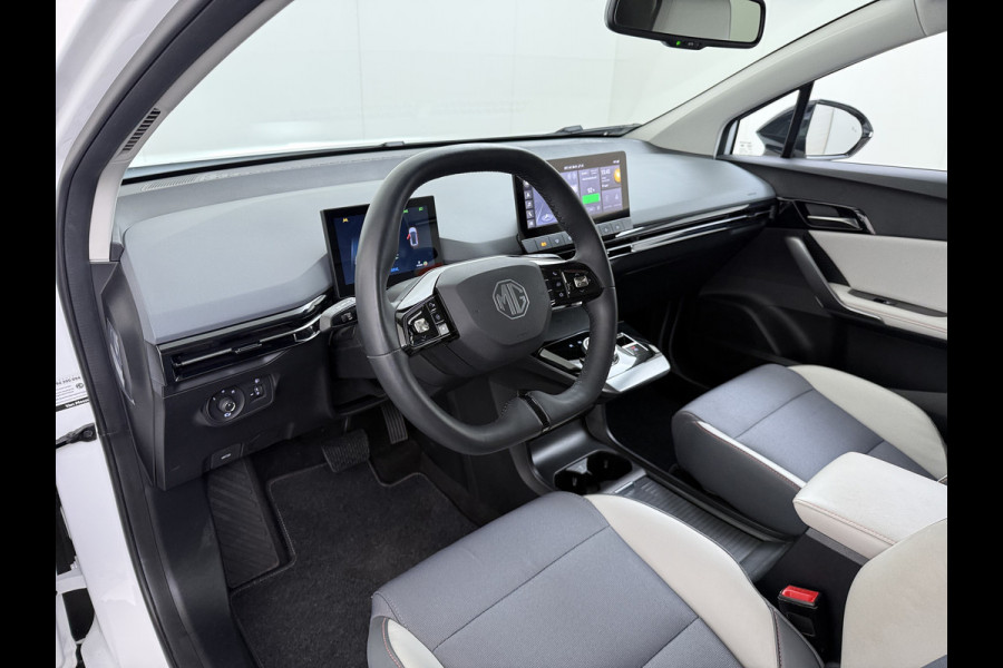 MG Mg4 electric Luxury Long Range 64kWh SOH 93% Warmtepomp Zwart Dak Trekhaak 360°Camera Navi Ecc Adap.Cruise Apple Carplay Android Auto Pdc Stoel+Stuurverwarming Privacy Glas Lmv Led DAB Isofix Dodehoek detector File assistent Rijstrooksensor 1e Eigenaar Origineel Nederlandse Auto