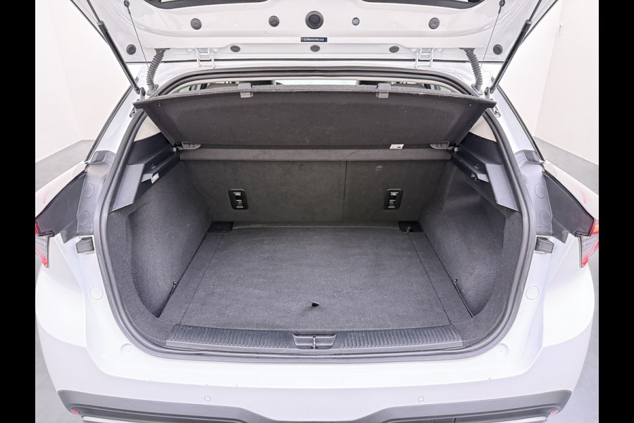 MG Mg4 electric Luxury Long Range 64kWh SOH 93% Warmtepomp Zwart Dak Trekhaak 360°Camera Navi Ecc Adap.Cruise Apple Carplay Android Auto Pdc Stoel+Stuurverwarming Privacy Glas Lmv Led DAB Isofix Dodehoek detector File assistent Rijstrooksensor 1e Eigenaar Origineel Nederlandse Auto