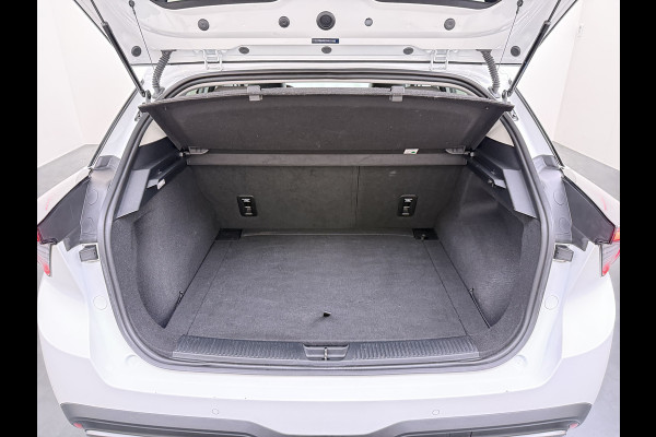 MG Mg4 electric Luxury Long Range 64kWh SOH 93% Warmtepomp Zwart Dak Trekhaak 360°Camera Navi Ecc Adap.Cruise Apple Carplay Android Auto Pdc Stoel+Stuurverwarming Privacy Glas Lmv Led DAB Isofix Dodehoek detector File assistent Rijstrooksensor 1e Eigenaar Origineel Nederlandse Auto