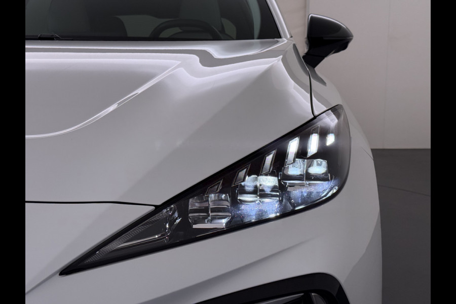 MG Mg4 electric Luxury Long Range 64kWh SOH 93% Warmtepomp Zwart Dak Trekhaak 360°Camera Navi Ecc Adap.Cruise Apple Carplay Android Auto Pdc Stoel+Stuurverwarming Privacy Glas Lmv Led DAB Isofix Dodehoek detector File assistent Rijstrooksensor 1e Eigenaar Origineel Nederlandse Auto