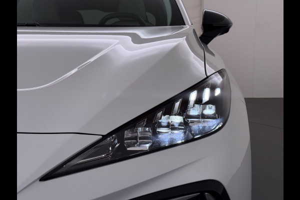 MG Mg4 electric Luxury Long Range 64kWh SOH 93% Warmtepomp Zwart Dak Trekhaak 360°Camera Navi Ecc Adap.Cruise Apple Carplay Android Auto Pdc Stoel+Stuurverwarming Privacy Glas Lmv Led DAB Isofix Dodehoek detector File assistent Rijstrooksensor 1e Eigenaar Origineel Nederlandse Auto