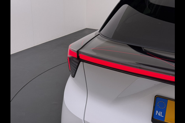 MG Mg4 electric Luxury Long Range 64kWh SOH 93% Warmtepomp Zwart Dak Trekhaak 360°Camera Navi Ecc Adap.Cruise Apple Carplay Android Auto Pdc Stoel+Stuurverwarming Privacy Glas Lmv Led DAB Isofix Dodehoek detector File assistent Rijstrooksensor 1e Eigenaar Origineel Nederlandse Auto