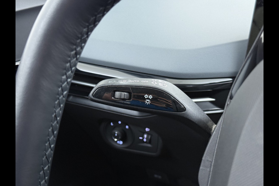 MG Mg4 electric Luxury Long Range 64kWh SOH 93% Warmtepomp Zwart Dak Trekhaak 360°Camera Navi Ecc Adap.Cruise Apple Carplay Android Auto Pdc Stoel+Stuurverwarming Privacy Glas Lmv Led DAB Isofix Dodehoek detector File assistent Rijstrooksensor 1e Eigenaar Origineel Nederlandse Auto