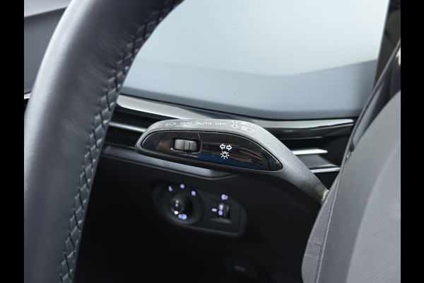 MG Mg4 electric Luxury Long Range 64kWh SOH 93% Warmtepomp Zwart Dak Trekhaak 360°Camera Navi Ecc Adap.Cruise Apple Carplay Android Auto Pdc Stoel+Stuurverwarming Privacy Glas Lmv Led DAB Isofix Dodehoek detector File assistent Rijstrooksensor 1e Eigenaar Origineel Nederlandse Auto