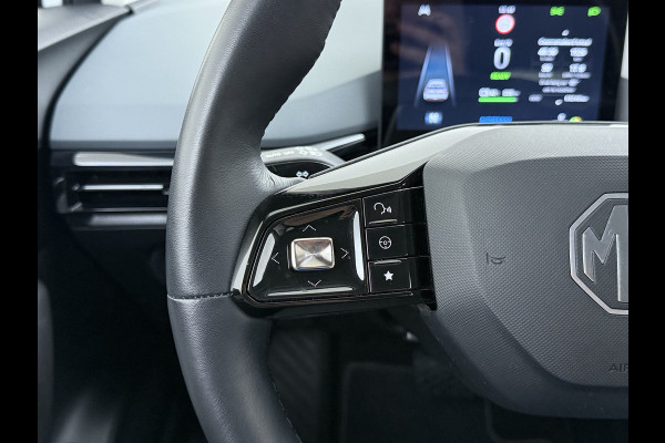 MG Mg4 electric Luxury Long Range 64kWh SOH 93% Warmtepomp Zwart Dak Trekhaak 360°Camera Navi Ecc Adap.Cruise Apple Carplay Android Auto Pdc Stoel+Stuurverwarming Privacy Glas Lmv Led DAB Isofix Dodehoek detector File assistent Rijstrooksensor 1e Eigenaar Origineel Nederlandse Auto