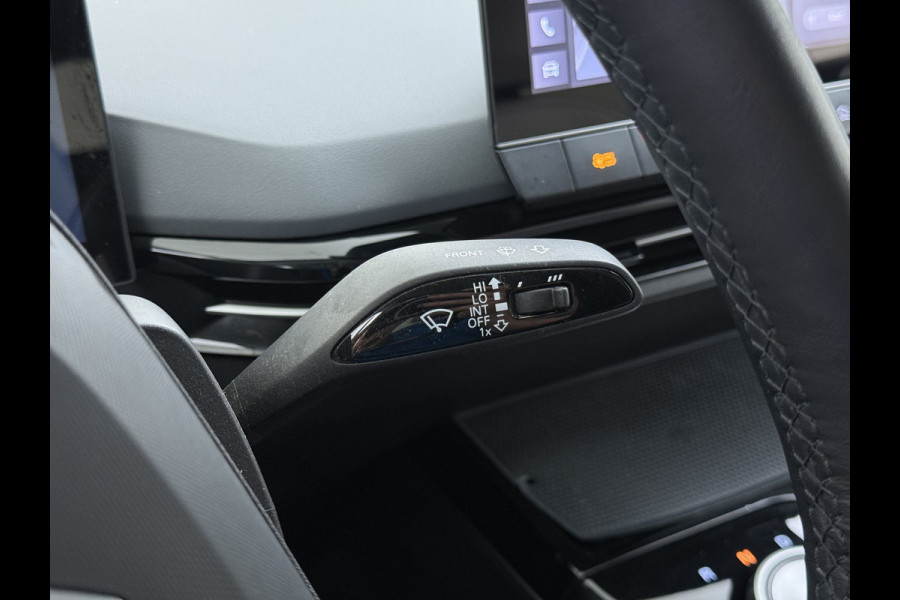MG Mg4 electric Luxury Long Range 64kWh SOH 93% Warmtepomp Zwart Dak Trekhaak 360°Camera Navi Ecc Adap.Cruise Apple Carplay Android Auto Pdc Stoel+Stuurverwarming Privacy Glas Lmv Led DAB Isofix Dodehoek detector File assistent Rijstrooksensor 1e Eigenaar Origineel Nederlandse Auto