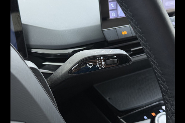 MG Mg4 electric Luxury Long Range 64kWh SOH 93% Warmtepomp Zwart Dak Trekhaak 360°Camera Navi Ecc Adap.Cruise Apple Carplay Android Auto Pdc Stoel+Stuurverwarming Privacy Glas Lmv Led DAB Isofix Dodehoek detector File assistent Rijstrooksensor 1e Eigenaar Origineel Nederlandse Auto