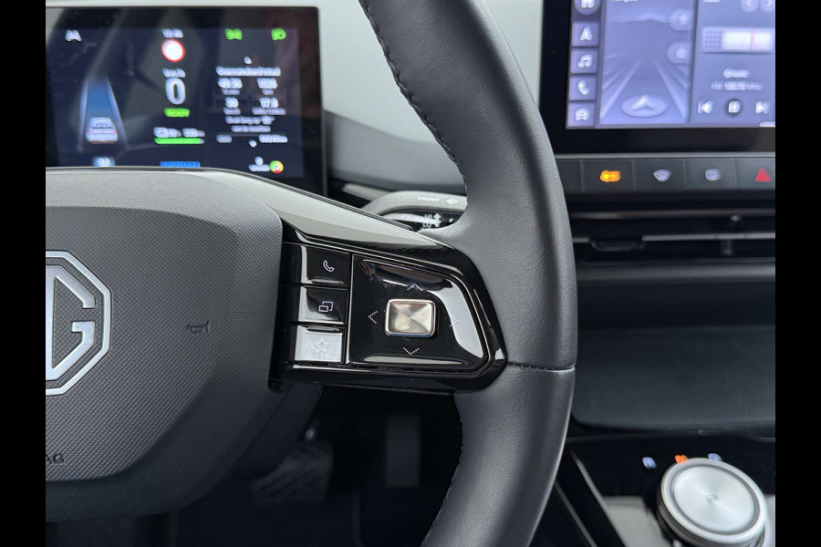 MG Mg4 electric Luxury Long Range 64kWh SOH 93% Warmtepomp Zwart Dak Trekhaak 360°Camera Navi Ecc Adap.Cruise Apple Carplay Android Auto Pdc Stoel+Stuurverwarming Privacy Glas Lmv Led DAB Isofix Dodehoek detector File assistent Rijstrooksensor 1e Eigenaar Origineel Nederlandse Auto