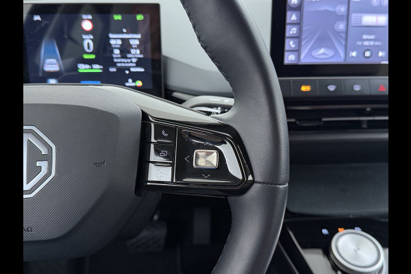 MG Mg4 electric Luxury Long Range 64kWh SOH 93% Warmtepomp Zwart Dak Trekhaak 360°Camera Navi Ecc Adap.Cruise Apple Carplay Android Auto Pdc Stoel+Stuurverwarming Privacy Glas Lmv Led DAB Isofix Dodehoek detector File assistent Rijstrooksensor 1e Eigenaar Origineel Nederlandse Auto